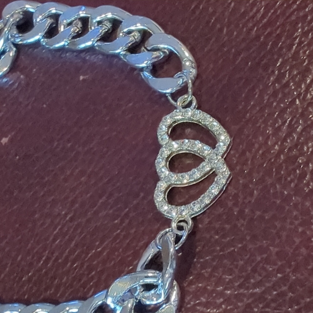 Bracelet. Chain link with hearts. Silvertone with glimmer hearts.